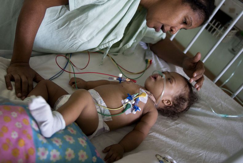 Eduardo Ribera, de 1 a&ntilde;o, es confortado por su madre  Oasis Pelaez mientras se recupera despu&eacute;s de una operaci&oacute;n del coraz&oacute;n en el hospital infantil cubano William Soler. La Habana, lunes 07 de octubre de 2013. El embargo estad