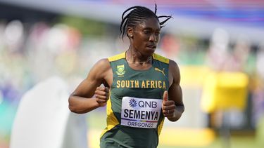 ARCHIVO - Caster Semenya de Sudáfrica, compite durante una eliminatoria en los 5000 metros de mujeres en el Mundial de Atletismo el 20 de julio de 2020 en Eugene, Oregon. La bicampeona olímpica Caster Semenya ganó el martes una apelación contra las normas de testosterona en el atletismo, cuando la Corte Europea de Derechos Humanos concluyó que se la había discriminado. (AP Foto/Ashley Landis, Archivo)
