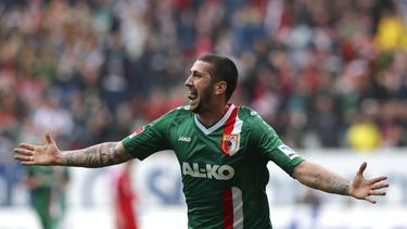 americateve | El jugador de Augsburgo, Sascha Moelders, festeja tras anotar un gol contra Bayern Munich en un partido por la Bundesliga el s&aacute;bado, 5 de abril de 2014, en Augsburgo, Alemania. (AP Photo/Matthias Schrader)