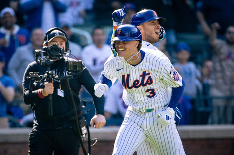 Carson Benge de los Mets de Nueva York celebra tras batear un jonrón en la sexta entrada del día inaugural ante los Piratas de Pittsburgh el jueves 26 de marzo del 2026. (AP Foto/Angelina Katsanis)