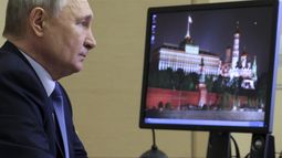 El presidente de Rusia, Vladímir Putin, participa en una reunión por videoconferencia con miembros del Consejo de Seguridad, en la residencia estatal de Novo-Ogaryovo, a las afueras de Moscú, Rusia, el 20 de enero de 2025. (Gavriil Grigorov, Sputnik, Kremlin Pool Foto vía AP)