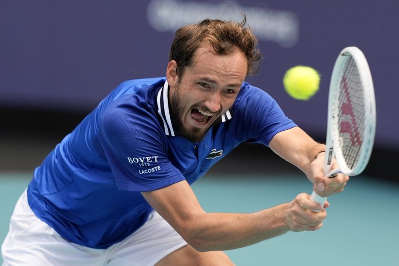 El ruso Daniil Medvedev hace una devolución al italiano Jannik Sinner, en la semifinal del Abierto de Miami, el viernes 29 de marzo de 2024 (AP Foto/Lynne Sladky)