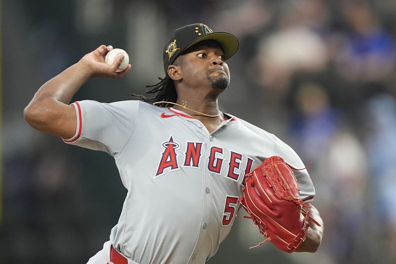 El abridor de los Angelinos de Los Ángeles, José Soriano, lanza durante la primera entrada del juego de béisbol en contra de los Rangers de Texas, en Arlington, Texas, el domingo 19 de mayo de 2024. (AP Foto/LM Otero)