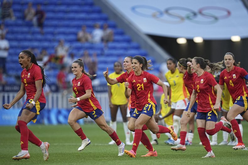 Las jugadoras de España festejan tras vencer a Colombia en una tanda de penales en los cuartos de final del fútbol de los Juegos Olímpicos de París, el sábado 3 de agosto de 2024 en Decines, Francia. (AP Foto/Laurent Cipriani)