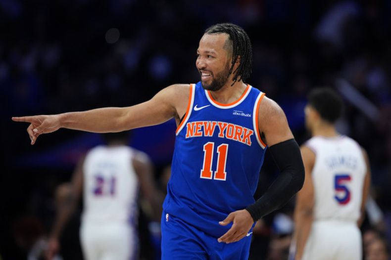 Jalen Brunson de los Knicks de Nueva York tras encestar ante los 76ers de Filadelfia en el cuarto juego de la semifinal de la Conferencia Este, el domingo 10 de mayo de 2026, en Filadelfia. (AP Foto/Matt Slocum)