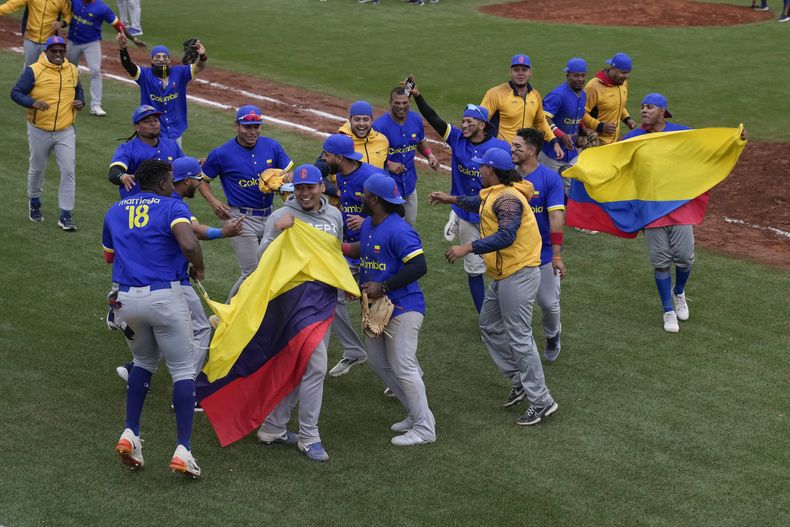 Los jugadores de Colombia celebran su victoria ante Brasil de los Juegos Panamericanos en Santiago, Chile, el sábado 28 de octubre de 2023. (AP Foto/Moisés Castillo)