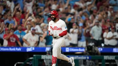 Derek Hill, de los Filis de Filadelfia, reacciona después de batear un grand slam frente a Tom Cosgrove, lanzador de los Nacionales de Washington, durante la séptima entrada del juego de béisbol de Grandes Ligas, el lunes 3 de agosto de 2026, en Filadelfia. (AP Foto/Matt Slocum)
