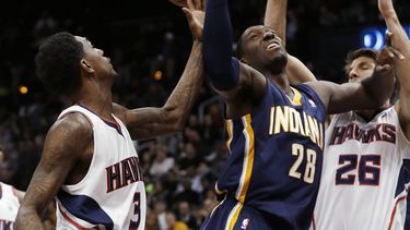 americateve | Ian Mahinmi (28), de los Pacers de Indiana, intenta tomar un rebote entre Kyle Korver (26) y Louis Williams, de los Hawks de Atlanta, en la primera mitad del juego del mi&eacute;rcoles 8 de enero de 2014, en Atlanta, (Foto AP/John Bazemore)