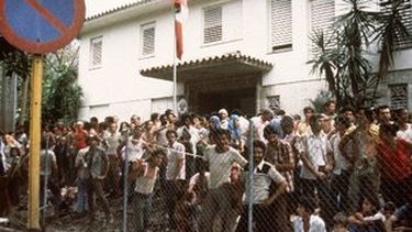 Hace hoy 35 años diez mil cubanos ocuparon la embajada del Perú en La Habana
