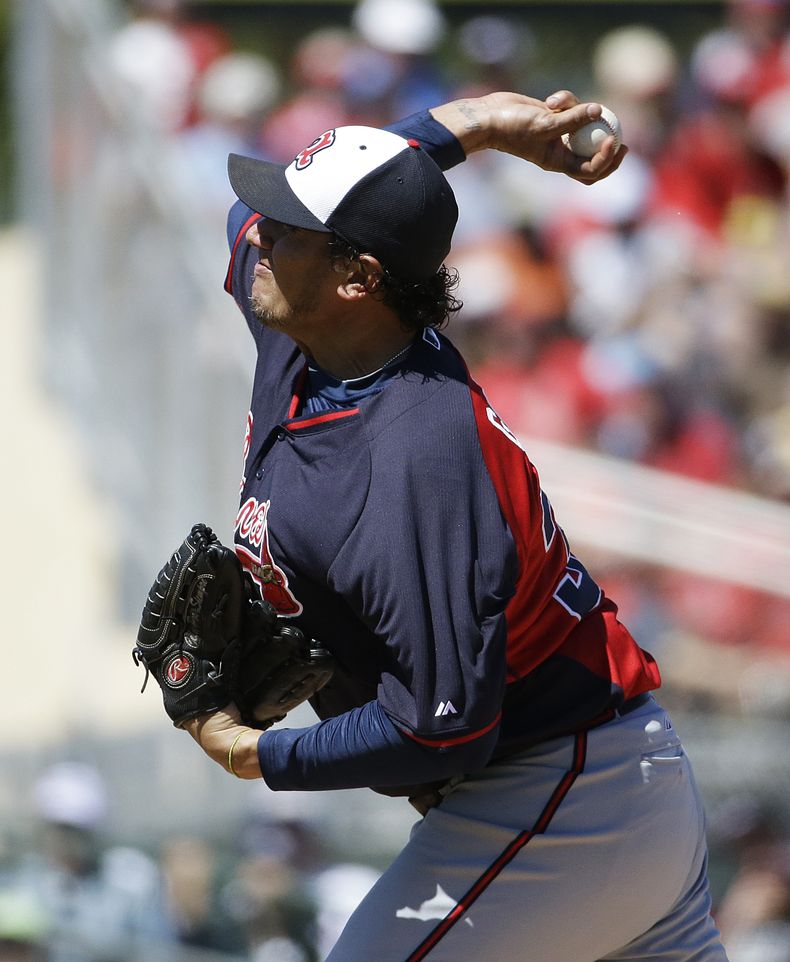 Freddy Garc&iacute;a lanzando en un juego de exhibici&oacute;n contra San Luis en Jupiter, Florida, el 13 de marzo del 2014. Los Bravos dieron de baja al serpentinero venezolano de 37 a&ntilde;os.  (AP Photo/David Goldman, File)