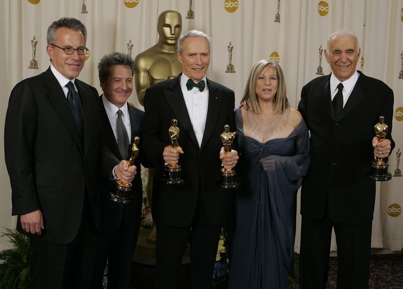 ARCHiVO - Clint Eastwood, centro, quien ganó dos Oscar por Million Dollar Baby posa con los presentadores Barbra Stresiand, seunda de derecha a izquierda, y Dustin Hoffman, así como los productores Albert S. Ruddy, derecha, y Tom Rosenberg en la 77a edición anual de los Premios de la Academia el domingo 27 de febrero de 2005, en Los Angeles. El productor y guionista nacido en Canadá, ganador de premios Oscar por The Godfather (El padrino) y Million Dollar Baby, falleció el sábado 25 de mayo de 2024 a los 94 años. (Foto AP/Reed Saxon, archivo)