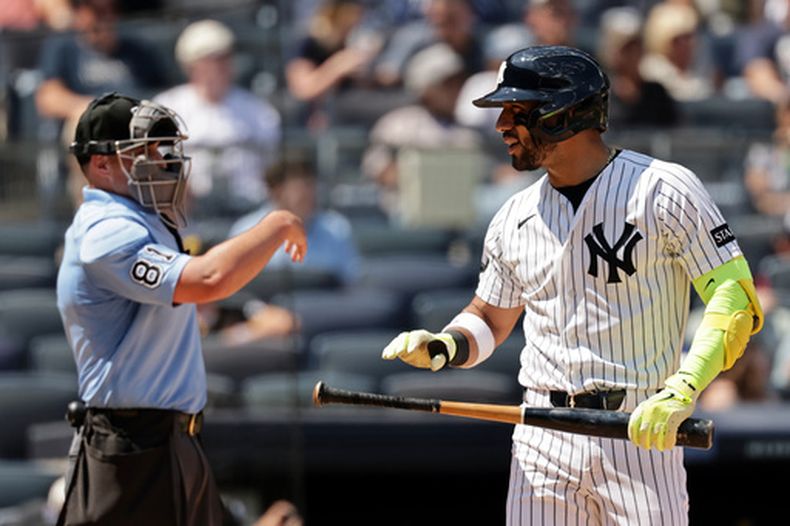 El panameño José Caballero, de los Yankees de Nueva York, protesta luego que el umpire del plato Quinn Wolcott le marca una infracción en el primer juego de una doble cartelera ante los Piratas de Pittsburgh, el miércoles 22 de julio de 2026 (AP Foto/Adam Hunger)