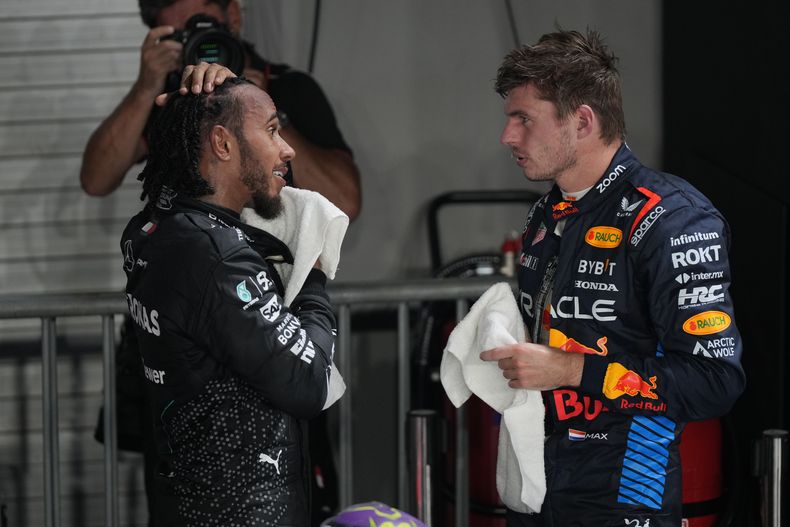 El piloto de Red Bull Max Verstappen halba con Lewis Hamilton de Mercedes tras la sesión de calificación del sábado 21 de septiembre del 2024 al Gran Premio de Singapur. (AP Foto/Vincent Thian)