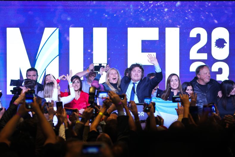 Javier Milei, candidato presidencial de la coalición La Libertad Avanza, abraza a su hermana Karina en la sede de su campaña luego de las elecciones primarias en Buenos Aires, Argentina, el domingo 13 de agosto de 2023. (AP Foto/Natacha Pisarenko)