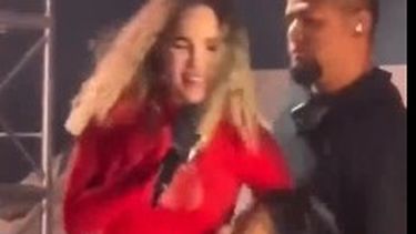 belinda sufrio brutal altercado con un fan durante show en vivo: me lastimo