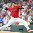 El abridor novato de los Guardianes de Cleveland Gavin Williams lanza en la primera entrada del juego ante los Reales de Kansas City el sábado 8 de julio del 2023. (AP Foto/Nick Cammett)