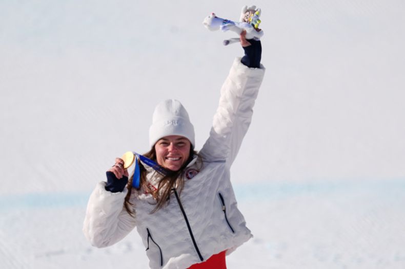 La estadounidense Breezy Johnson posa con su medalla de oro tras ganar el descenso femenino de los Juegos Olímpicos de Invierno, el domingo 8 de febrero de 2026, en Cortina dAmpezzo, Italia. (AP Foto/Robert F. Bukaty)