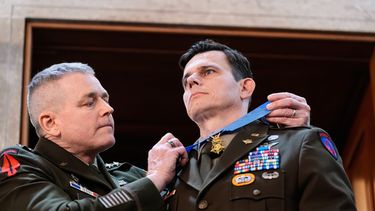 El suboficial del Ejéricto de Estados Unidos Eric Slover recibe una Medalla de Honor durante el discurso del Estado de la Unión del presidente, Donald Trump, ante una sesión conjunta del Congreso, en la Cámara de Representantes, en el Capitolio de Estados Unidos, Washington, el 24 de febrero de 2026. (AP Foto/Alex Brandon)