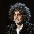 ARCHIVO - Howard Stern habla en la ceremonia de incorporación al Salón de la Fama del Rock and Roll 2018 en Cleveland, el 14 de abril de 2018. (Foto Michael Zorn/Invision/AP, archivo)