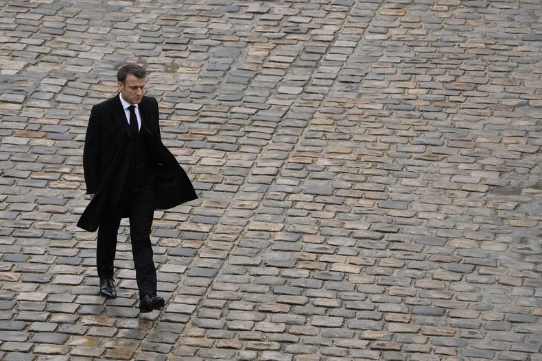 El presidente de Francia Emmanuel Macron camina después de una ceremonia, el miércoles 7 de febrero de 2024, en París. (AP Foto/Thibault Camus, Archivo)