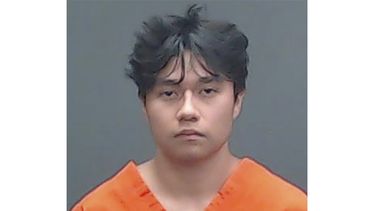 Fotografía proporcionada por el Centro de Detención de Texarkana, Texas, en la que aparece Cesar Olalde. Las autoridades de Texas han encarcelado a Olalde por cargos de asesinato capital en las muertes a disparos de sus padres, una hermana y un hermano. (Centro de Detención vía AP)