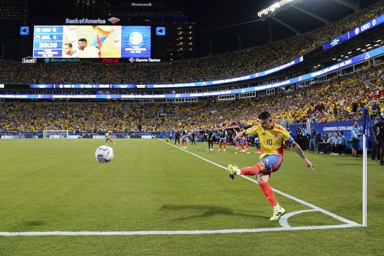El volante colombiano James Rodríguez ejecuta un tiro de esquina durante la semifinal contra Uruguay en la Copa América, el miércoles 10 de julio de 2024, en Charlotte. (AP Foto/Jacob Kupferman)