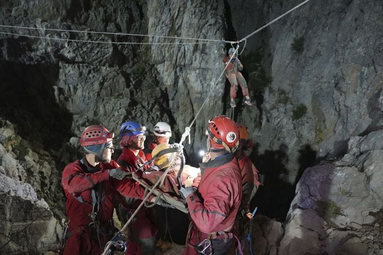 En esta foto difundida por la agencia de rescate turca AFAD, los socorristas retiran al investigador estadounidense Mark Dickey, centro, de la cueva Morca cerca de Anamur, Turquía, martes 12 de setiembre de 2023. Dickey pasó más de una semana en la cueva, gravemente enfermo, 1.000 metros bajo tierra. (AFAD via AP)