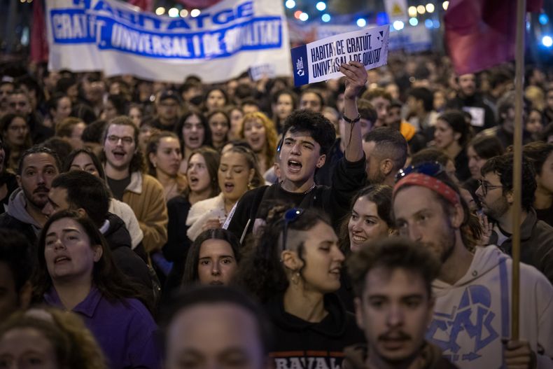 Un grupo de manifestantes marchan para protestar contra el creciente costo del alquiler de apartamentos en Barcelona, España, el sábado 23 de noviembre de 2024. (AP Foto/Emilio Morenatti)