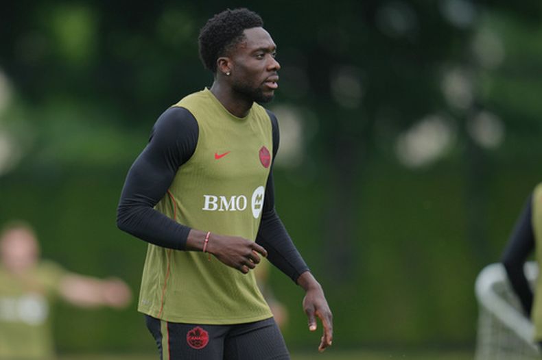 Alphonso Davies, de la selección de Canadá, entrena el lunes 15 de junio de 2026 en Vancouver (AP Foto/Abbie Parr)