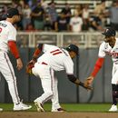 El puertorriqueño Willi Castro (derecha) festeja con el dominicano Jorge Polanco (11) y el campocorto Kyle Farmer tras el triunfo ante los Guardianes de Cleveland, el viernes 2 de junio de 2023 (AP Foto/Craig Lassig)