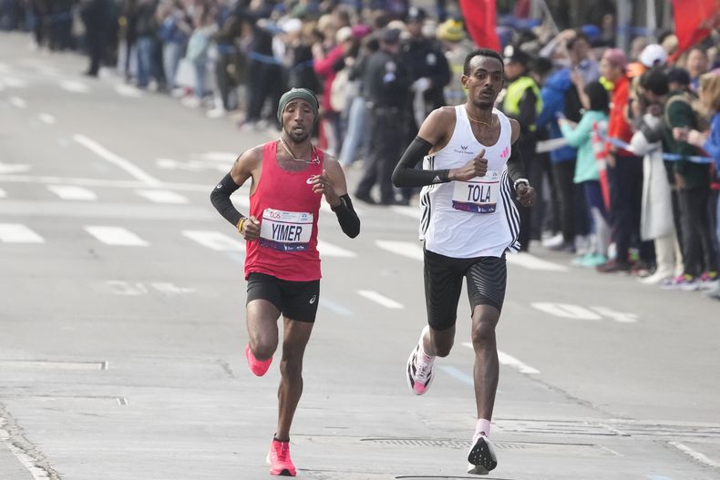 El etiope Tamirat Tola y Jemal Yimer liderando al resto de los competidores durante el Maratón de Nueva York el domingo 5 de noviembre del 2023. (AP Foto/Seth Wenig)