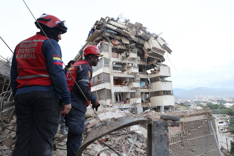 Personal de rescate buscan entre los escombros tras el sismo registrado en La Guaira, Venezuela, el jueves 25 de junio de 2026. (Foto AP/Pedro Mattey)