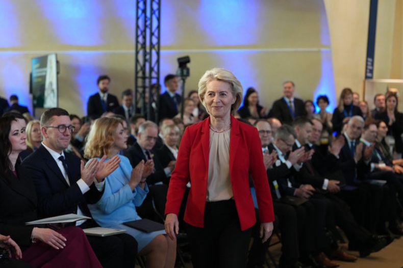 La presidenta de la Comisión Europea, Ursula von der Leyen, se prepara para intervenir en un evento de alto nivel sobre la estrategia fronteriza en los países orientales, en la sede de la UE, en Bruselas, el 26 de febrero de 2026. (AP Foto/Virginia Mayo)