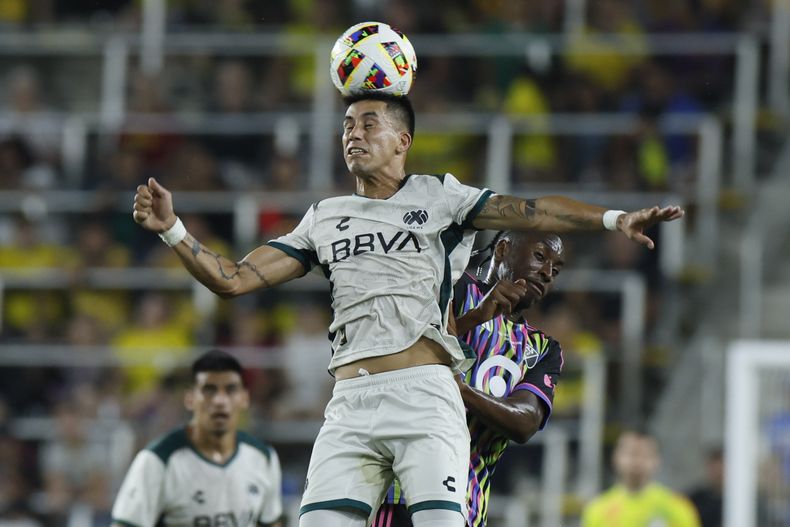 El argentino Maxi Meza, de la Liga MX, cabecea en el partido de Estrellas ante la MLS, el miércoles 24 de julio de 2024, en Columbus, Ohio (AP Foto/Jay LaPrete)