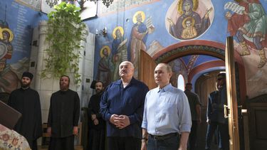 El presidente ruso Vladímir Putin, derecha, y su homólogo bielorruso Alexander Lukashenko, segundo a la derecha, visitan el skete de Smolensky en el monasterio de Valaam, en la isla del mismo nombre, en el lago Ladoga, República de Karelia, Rusia, el viernes 1 de agosto de 2025. (Gavriil Grigorov, Sputnik, Kremlin Pool Foto vía AP)