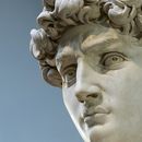 Un detalle de la estatua del David de Miguel Ángel del siglo XVI se exhibe en la galería de la Academia, en Florencia, centro de Italia, el lunes 18 de marzo de 2024. (Foto AP/Andrew Medichini)