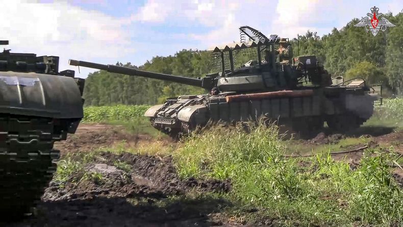 En esta imagen, tomada de un video distribuido por el Ministerio de Defensa de Rusia el 10 de agosto de 2024, tanques del ejército ruso toman posiciones en una zona de la región de Kursk, Rusia. (Ministerio de Defensa de Rusia vía AP)