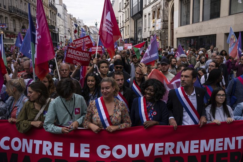 Manifestantes participan en una protesta contra el nuevo primer ministro francés Michel Barnier y el gobierno en París, Francia, el sábado 21 de septiembre de 2024. (AP Foto/Louise Delmotte)