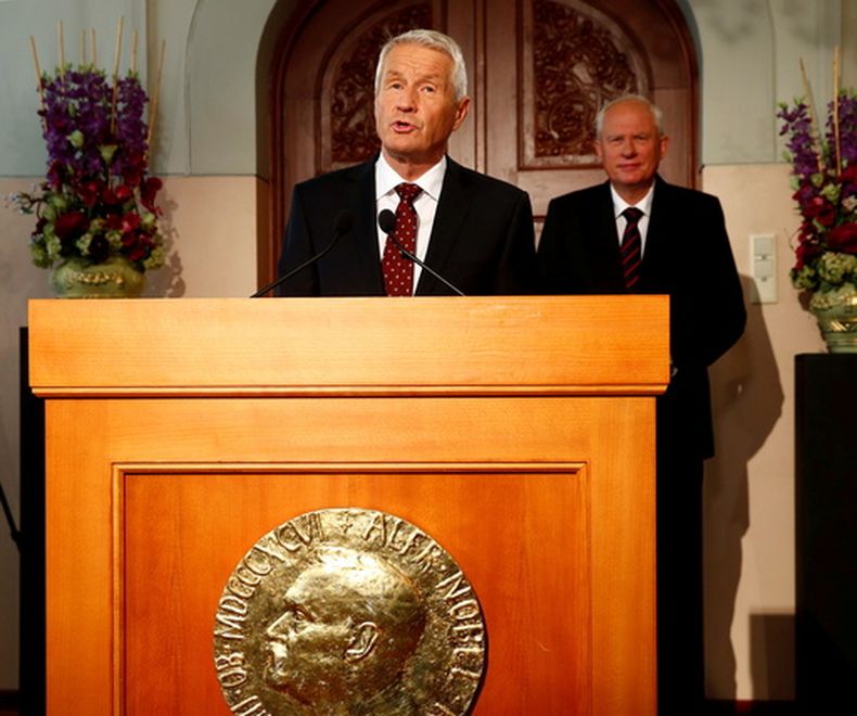 ARCHIVO – El presidente del Comité Noruego del Nobel, Thorbjorn Jagland, anuncia al ganador del Premio Nobel de la Paz en el Instituto Noruego del Nobel en Oslo, el viernes 11 de octubre de 2013. (Heiko Junge/NTB Scanpix via AP, Archivo)