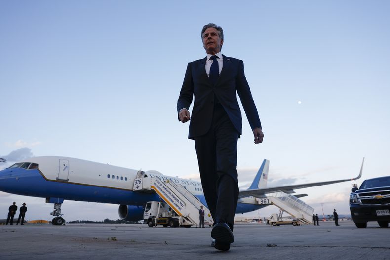 El secretario de Estado de EEUU Antony Blinken camina antes de partir del Aeropuerto Internacional Ben Gurion en Tel Aviv, Israel, el viernes 22 de marzo de 2024. (Evelyn Hockstein, Pool Foto vía AP)