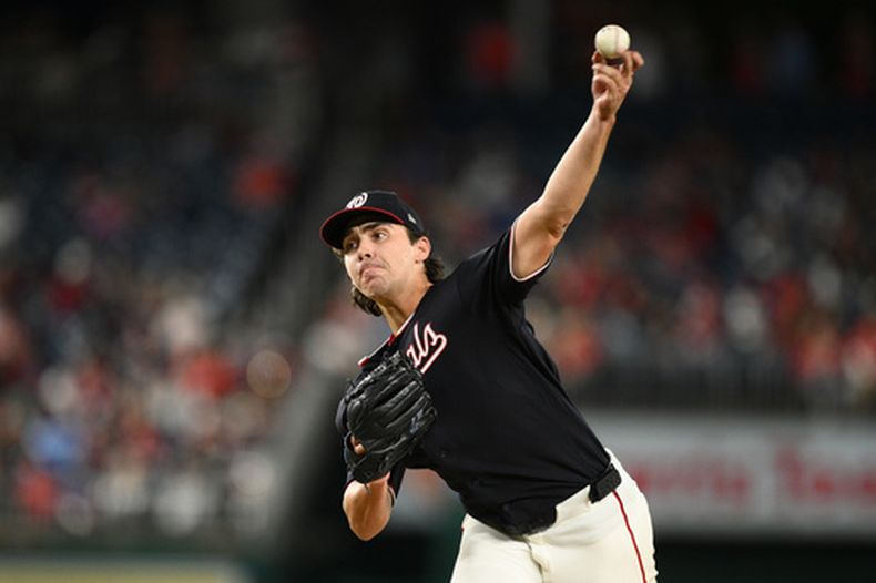 El lanzador de los Nacionales de Washington, Andrew Alvarez, hace un envío durante la tercera entrada de un partido de béisbol contra los Mets de Nueva York, el 25 de septiembre de 2026, en Washington. (Foto AP/Nick Wass)
