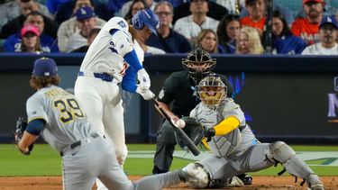 Shohei Ohtani, de los Dodgers de Los Ángeles, batea un cuadrangular en contra de los Cerveceros de Milwaukee durante la cuarta entrada del cuarto juego de la Serie de Campeonato de la Liga Nacional, el viernes 17 de octubre de 2025, en Los Angeles. (AP Foto/Mark J. Terrill)
