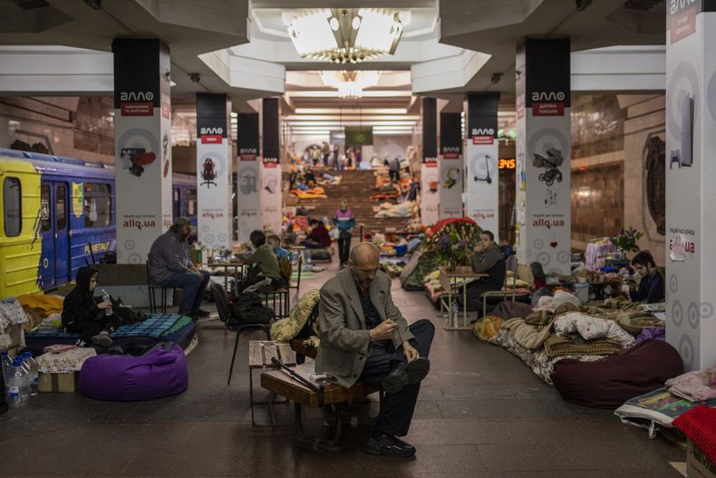 Personas se REFUGIAN en el metro de la ciudad de Járkiv, en el este de Ucrania, el jueves 19 de mayo de 2022. Aunque los bombardeos en Járkiv han disminuido y se anticipa que el metro vuelva a operar la siguiente semana, algunos residentes lo ocupan como refugio temporal. (AP Foto/Bernat Armangue)