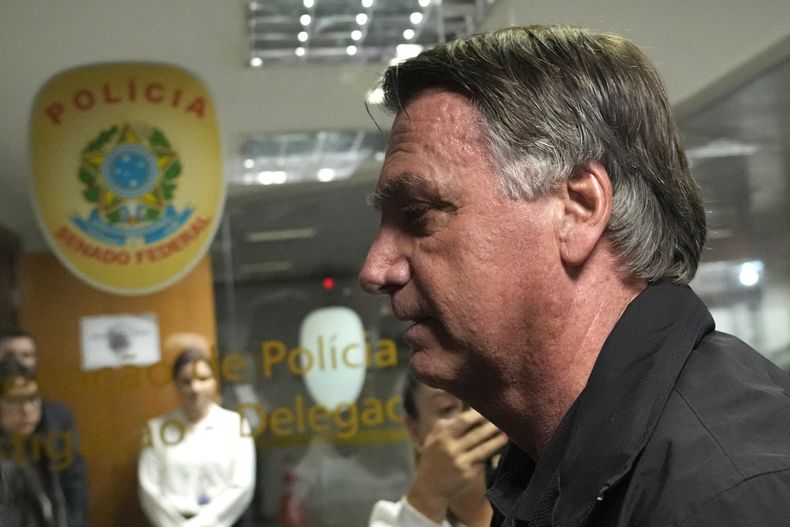El ex presidente brasileño Jair Bolsonaro llega a un evento con senadores que lo apoyan en la sede del Congreso Nacional en Brasilia el 18 de febrero del 2025. (AP foto/Eraldo Peres)