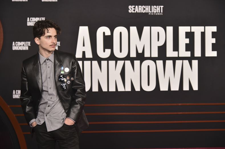 Timothee Chalamet llega al estreno de A Complete Unknown el martes 10 de diciembre de 2024 en el Dolby Theatre de Los Ángeles. (Foto Richard Shotwell/Invision/AP)