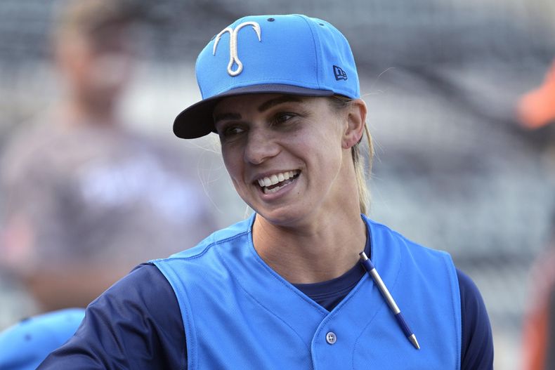 ARCHIVO - La manager de los Tampa Tarpons Rachel Balkovec durante su debut con la sucursal de Clase A de los Yanquis de Nueva York, el 8 de abril de 2022, en Lakeland, Florida. Balkovec será la nueva directora de desarrollo de jugadores de los Marlins de Miami. (AP Foto/Phelan M. Ebenhack)