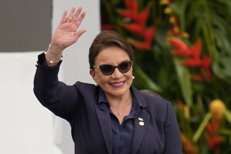 En esta imagen de archivo, la presidenta de Honduras, Xiomara Castro, saluda durante la ceremonia de investidura del presidente de Colombia, Gustavo Petro, en Bogotá, Colombia, el 7 de agosto de 2022. Honduras planea construir la única colonia penitenciaria insular del hemisferio occidental y enviar allí a sus pandilleros más temidos. (AP Foto/Fernando Vergara, archivo)