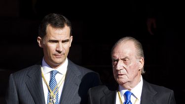 americateve | Imagen del 27 de diciembre de 2011 en la que aparecen el rey Juan Carlos (derecha) y el pr&iacute;ncipe heredero Felipe de Borb&oacute;n tras la apertura del parlamento en Madrid, Espa&ntilde;a. Juan Carlos planea abdicar al trono, que ser&aacute; heredad