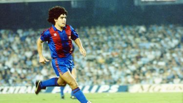 maradona en barcelona: sus tumultuosos dias en cataluna, las fiestas del clan y el misterio detras de la hepatitis