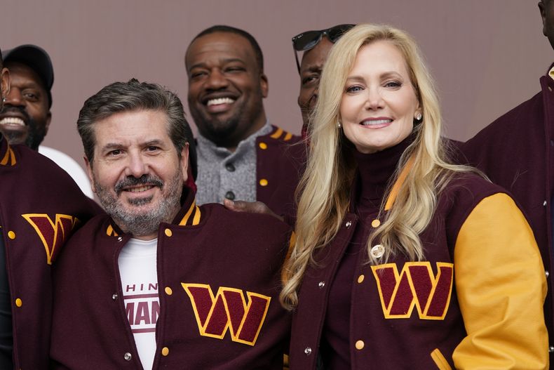 ARCHIVO - Foto del 2 de febrero del 2023, Dan y Tanya Snyder, dueños de los Commanders de Washington posan para un foto durante la presentación del nuevo nombre del equipo. El viernes 23 de junio del 2023, se da a conocer que los dueños se reunirán el 20 de julio para discutir la ventaja del equipo. (AP Foto/Patrick Semansky, Archivo)